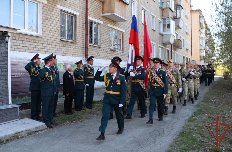 Росгвардия поздравила персональными парадами ветеранов в Тюмени и Озерске