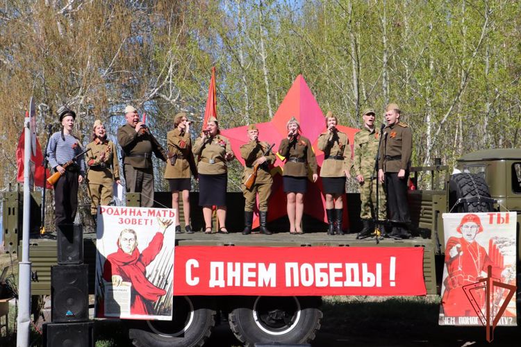 Росгвардия поздравила персональными парадами ветеранов в Тюмени и Озерске