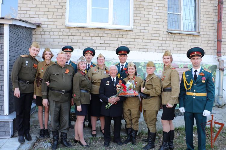 Росгвардия поздравила персональными парадами ветеранов в Тюмени и Озерске