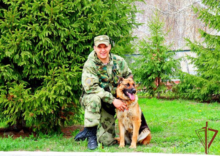 В преддверии Дня Великой Победы Росгвардия познакомила уральских школьников с героями ведомства (видео)