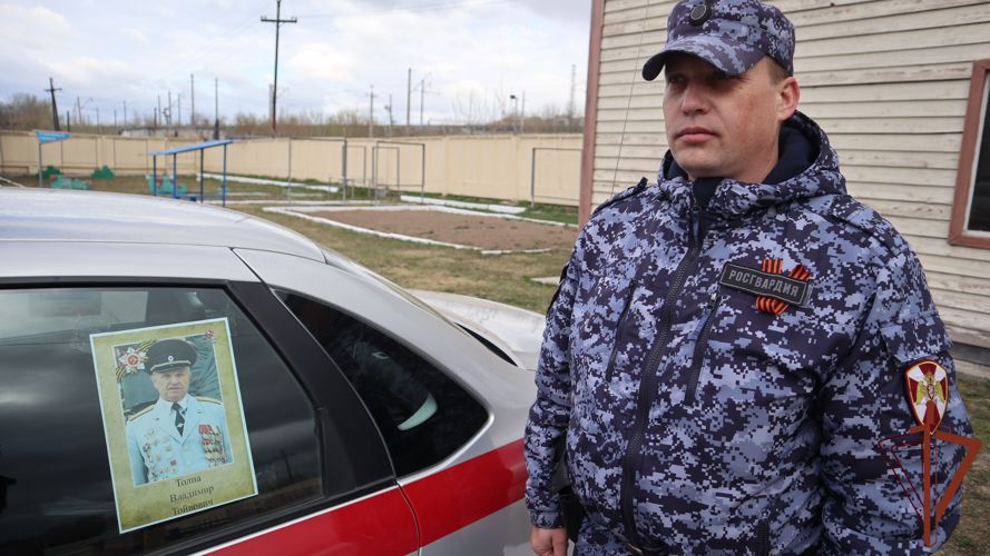 Сотрудники Росгвардии в Красноярске присоединились к акции «Бессмертный полк»