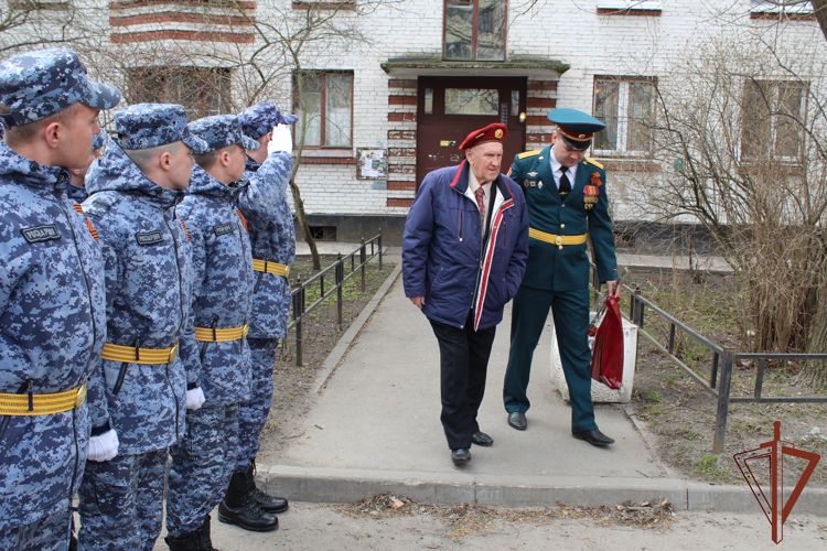 Росгвардейцы парадом поздравили с Днём Победы жителя блокадного Ленинграда 