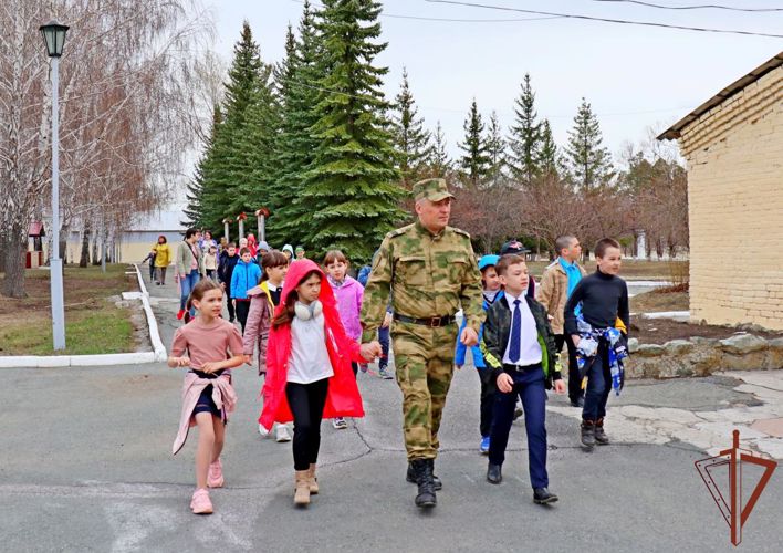 В преддверии Дня Великой Победы Росгвардия познакомила уральских школьников с героями ведомства (видео)