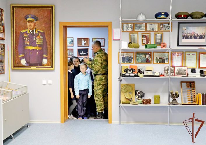 В преддверии Дня Великой Победы Росгвардия познакомила уральских школьников с героями ведомства (видео)
