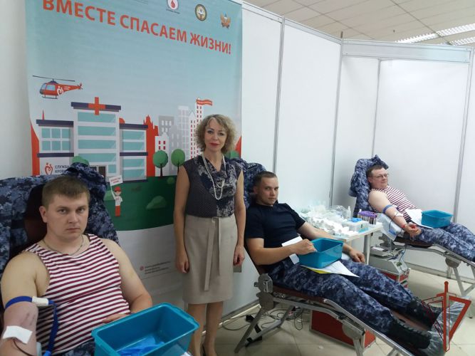 Росгвардейцы в Красноярске приняли участие в благотворительной сдаче донорской крови