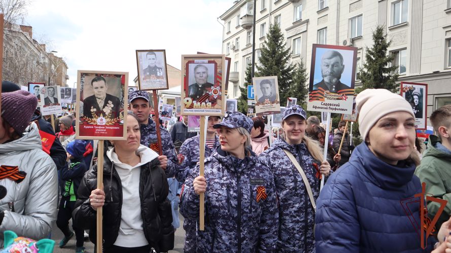 В Сибири военнослужащие и сотрудники Росгвардии присоединились к шествию «Бессмертного полка» 