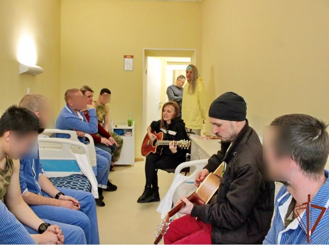 Рок-группа «Маша и Медведи» выступила для находящихся в госпитале в Ленинградской области росгвардейцев