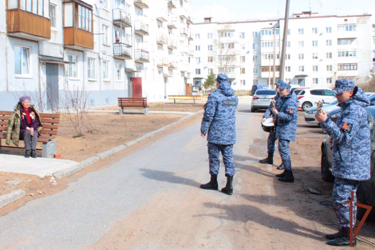 Жительницу блокадного Ленинграда с Днём Победы поздравили росгвардейцы 