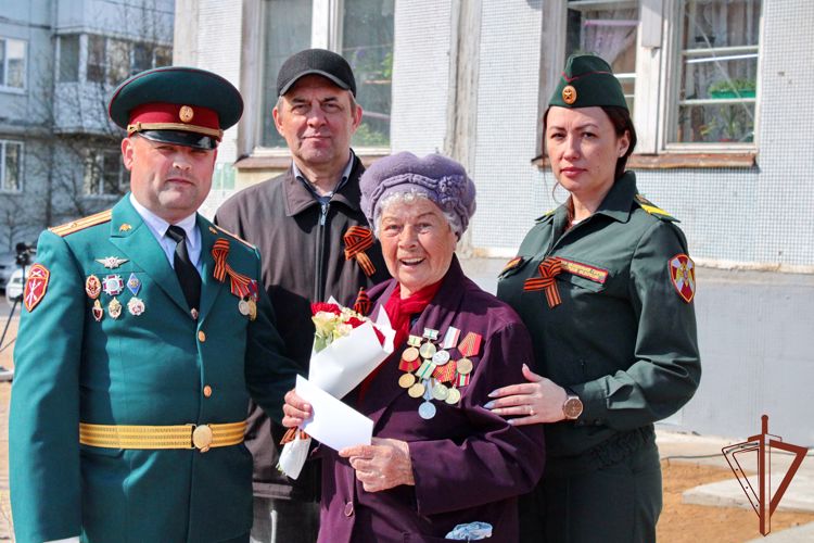Жительницу блокадного Ленинграда с Днём Победы поздравили росгвардейцы 