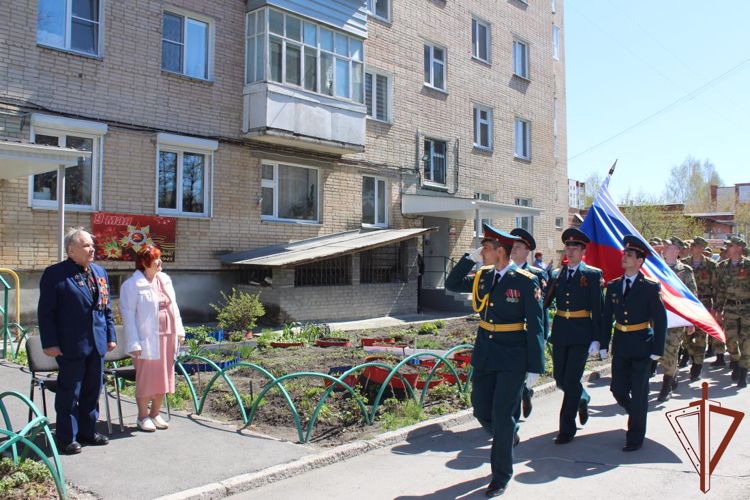 Росгвардия поздравила персональными парадами представителей Поколения Победителей на Южном Урале 