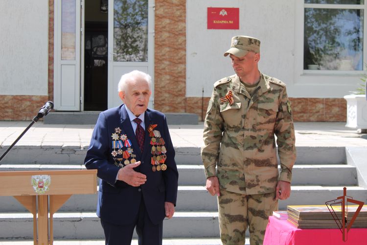 Ветеран Великой Отечественной войны вручил памятные медали росгвардейцам-участникам парада в Севастополе