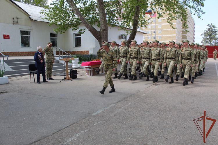 Ветеран Великой Отечественной войны вручил памятные медали росгвардейцам-участникам парада в Севастополе