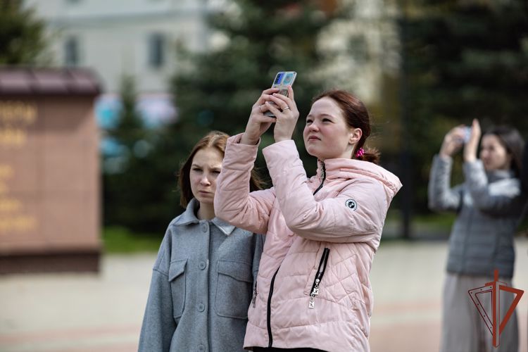 Росгвардейцы поддержали участвующих в спецоперации сослуживцев показательным выступлением в небе 