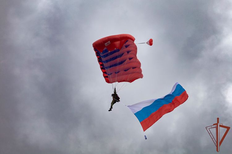 Росгвардейцы поддержали участвующих в спецоперации сослуживцев показательным выступлением в небе 