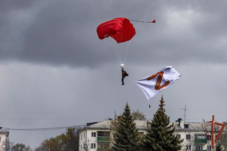 Росгвардейцы поддержали участвующих в спецоперации сослуживцев показательным выступлением в небе 