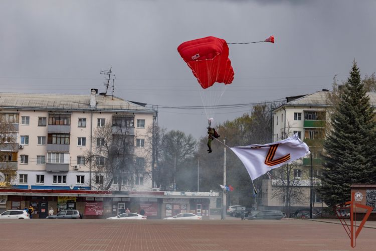 Росгвардейцы поддержали участвующих в спецоперации сослуживцев показательным выступлением в небе 