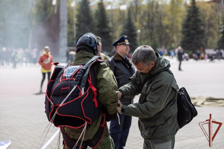 Росгвардейцы поддержали участвующих в спецоперации сослуживцев показательным выступлением в небе 