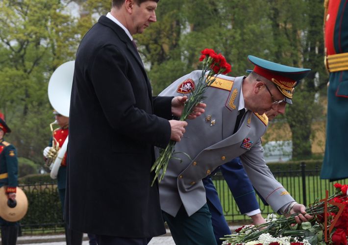 В День города Санкт-Петербурга командующий Северо-Западным округом Росгвардии возложил цветы к памятнику Петру Первому