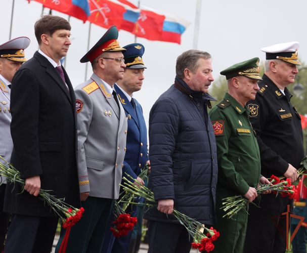 В День города Санкт-Петербурга командующий Северо-Западным округом Росгвардии возложил цветы к памятнику Петру Первому