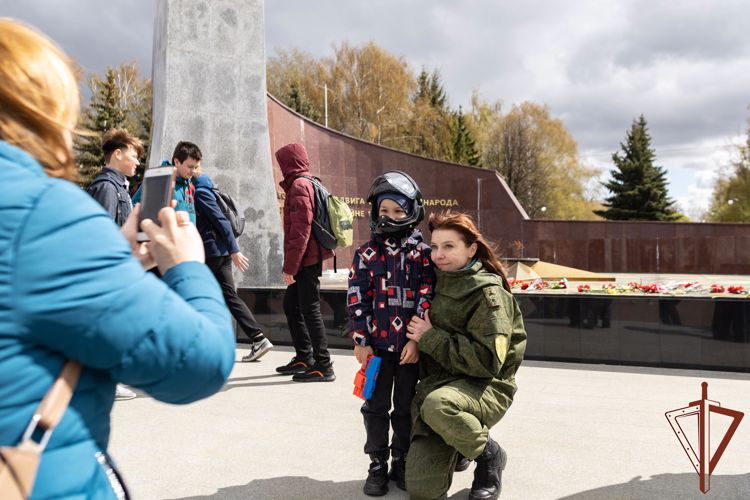Росгвардейцы поддержали участвующих в спецоперации сослуживцев показательным выступлением в небе