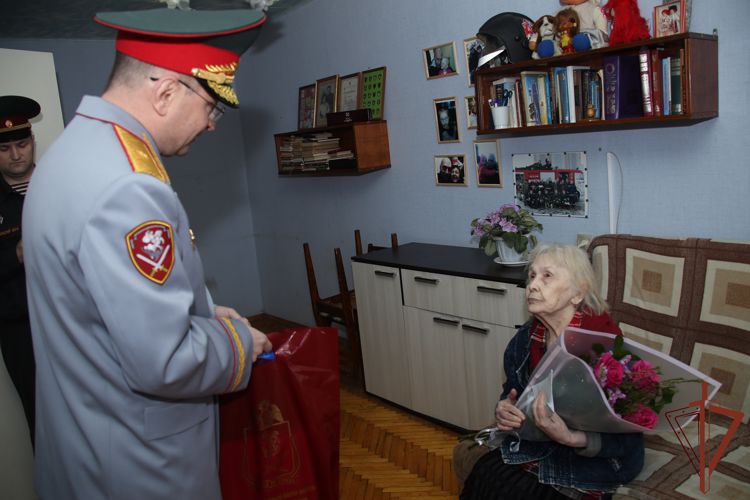 Представители Северо-Западного округа Росгвардии поздравили ветеранов с наступающим Днем Победы