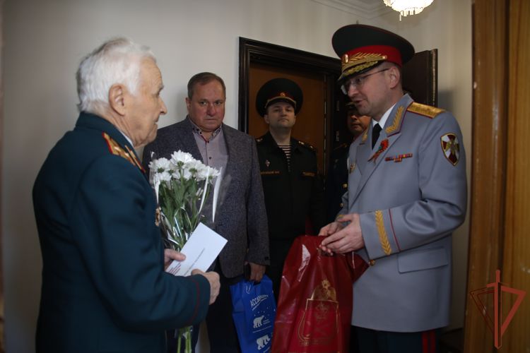 Представители Северо-Западного округа Росгвардии поздравили ветеранов с наступающим Днем Победы