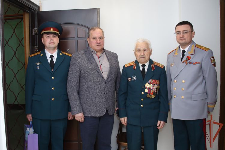 Представители Северо-Западного округа Росгвардии поздравили ветеранов с наступающим Днем Победы