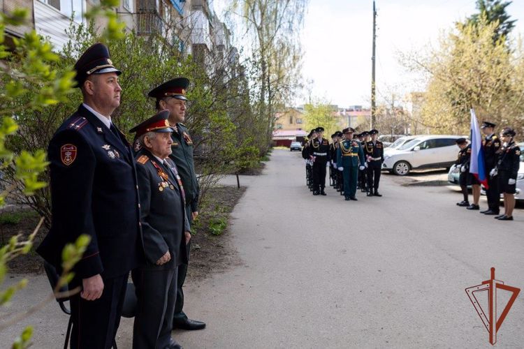 Росгвардия провела «Парад у дома ветерана» в Нижегородской области