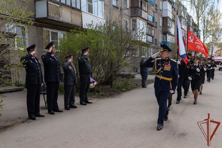 Росгвардия провела «Парад у дома ветерана» в Нижегородской области