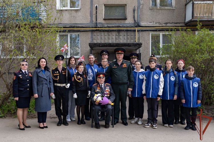 Росгвардия провела «Парад у дома ветерана» в Нижегородской области