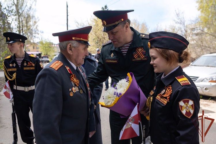 Росгвардия провела «Парад у дома ветерана» в Нижегородской области