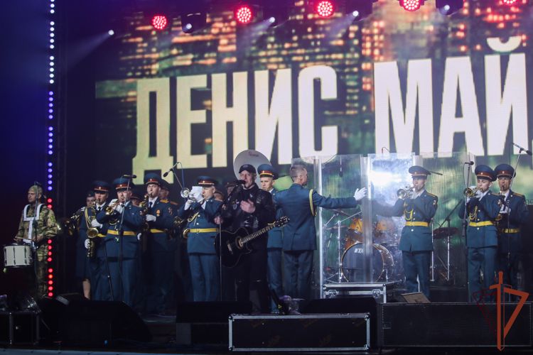 Оркестр Росгвардии аккомпанировал известному певцу Денису Майданову в Ставрополе