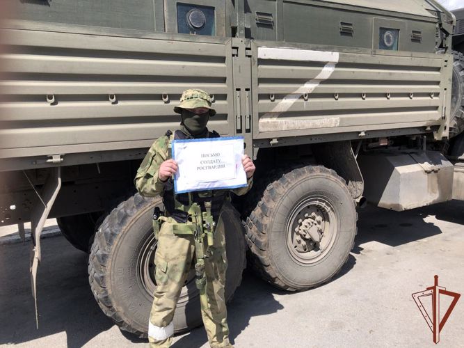 Росгвардейцы-участники спецоперации на Украине получили письма поддержки от свердловских школьников (видео)