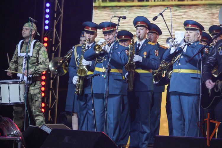 Оркестр Росгвардии аккомпанировал известному певцу Денису Майданову в Ставрополе