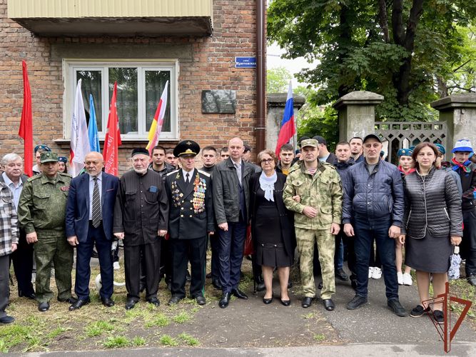 Во Владикавказе росгвардейцы приняли участие в открытии мемориальной доски ветерану ВОВ