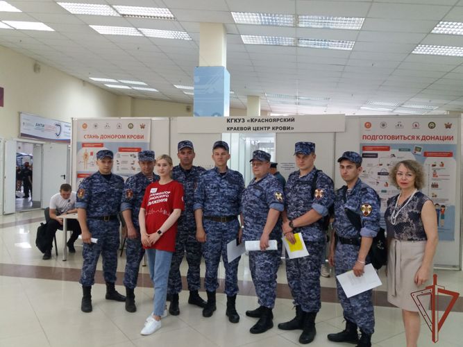 Росгвардейцы в Красноярске приняли участие в благотворительной сдаче донорской крови