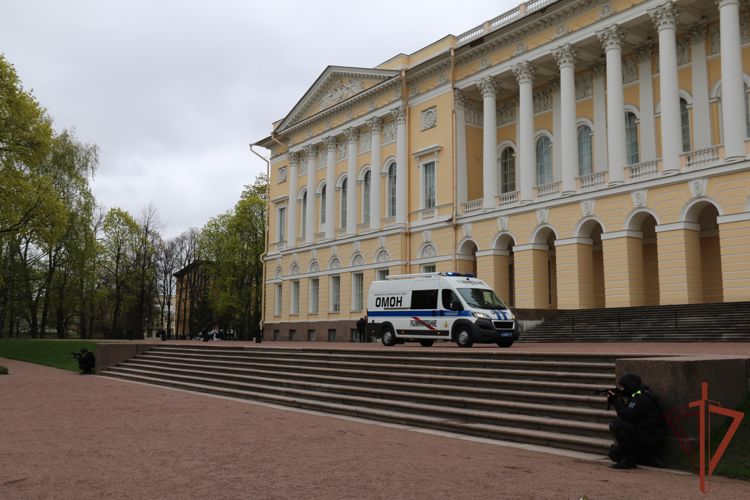 Сотрудники Росгвардии провели тактико-специальные учения в Санкт-Петербурге