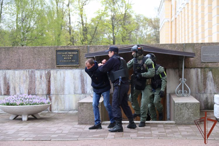 Сотрудники Росгвардии провели тактико-специальные учения в Санкт-Петербурге
