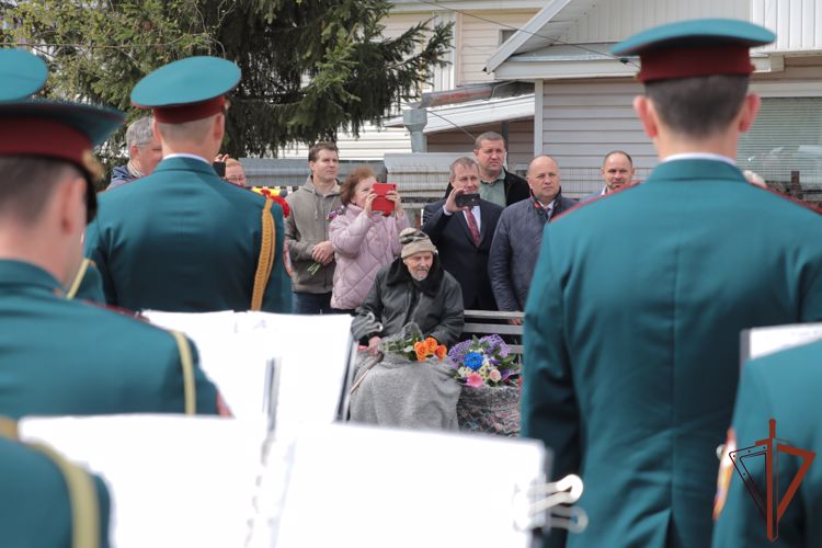 Росгвардия поздравила ветерана из Калужской области со 100-летием (видео)