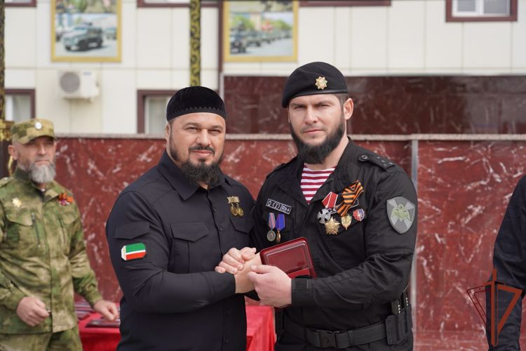 Командующий Северо-Кавказским округом вручил государственные награды военнослужащим и сотрудникам Управления Росгвардии по Чеченской Республике