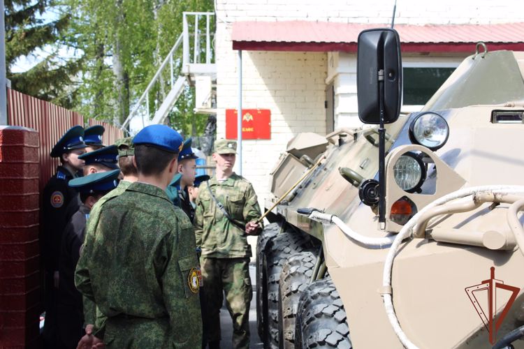 В Уральском округе Росгвардии состоялись патриотические мероприятия в рамках Дня призывника (видео)