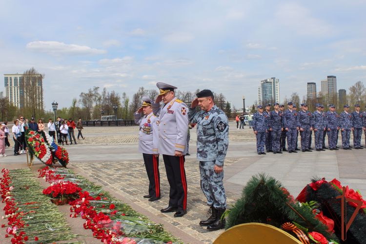 РОСГВАРДЕЙЦЫ ВОЗЛОЖИЛИ ЦВЕТЫ К ВЕЧНОМУ ОГНЮ НА ПОКЛОННОЙ ГОРЕ В МОСКВЕ