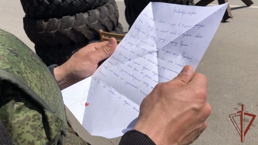 Росгвардейцы-участники спецоперации на Украине получили письма поддержки от свердловских школьников (видео)