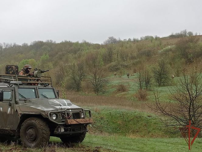 В Луганской области военнослужащие Росгвардии нашли крупный схрон оружия ВСУ и задержали националиста