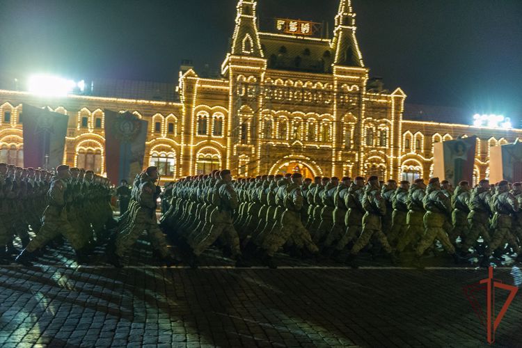 Парадный расчет Росгвардии принял участие в заключительной ночной тренировке на Красной площади