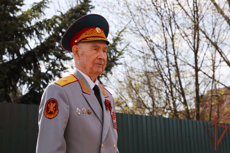 В преддверии Дня Победы росгвардейцы поздравили ветеранов Великой Отечественной войны в рамках Всероссийской акции «Парад идет к ветерану»