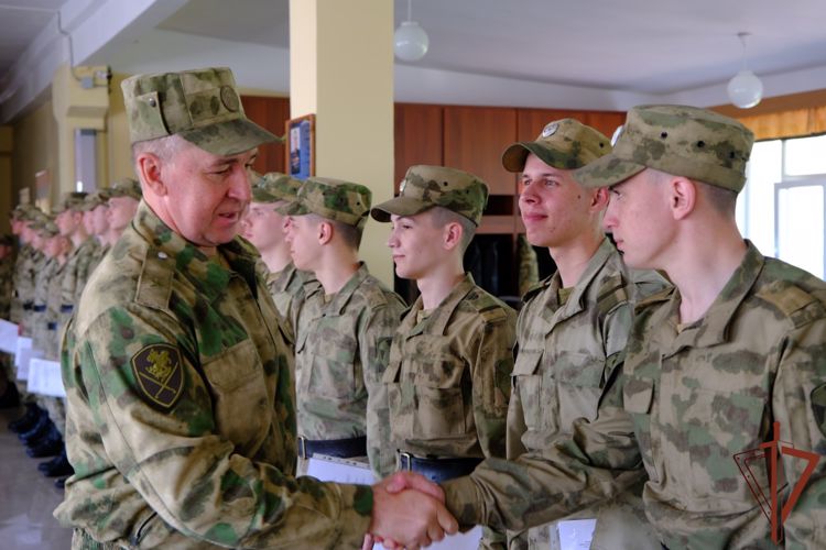 В Уральском округе Росгвардии проводили военнослужащих, увольняющихся в запас