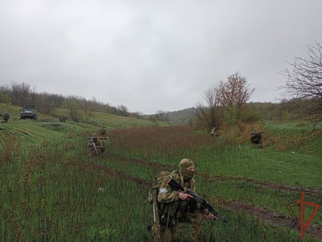 В Луганской области военнослужащие Росгвардии нашли крупный схрон оружия ВСУ и задержали националиста