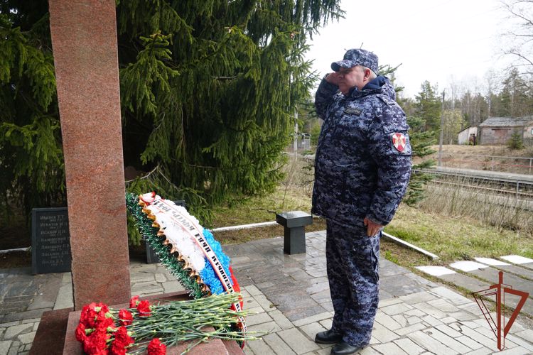 В Карелии офицеры вневедомственной охраны почтили память защитников станции Орзега, погибших в годы Великой Отечественной войны 