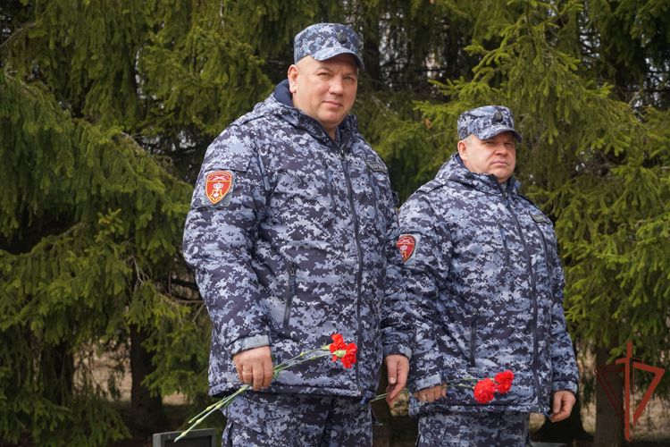 В Карелии офицеры вневедомственной охраны почтили память защитников станции Орзега, погибших в годы Великой Отечественной войны 